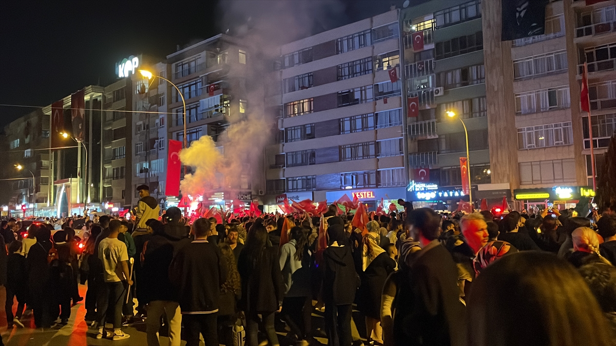konyada-cumhuriyetin-100-yili-fener-alayiyla-kutlandi-001.jpg