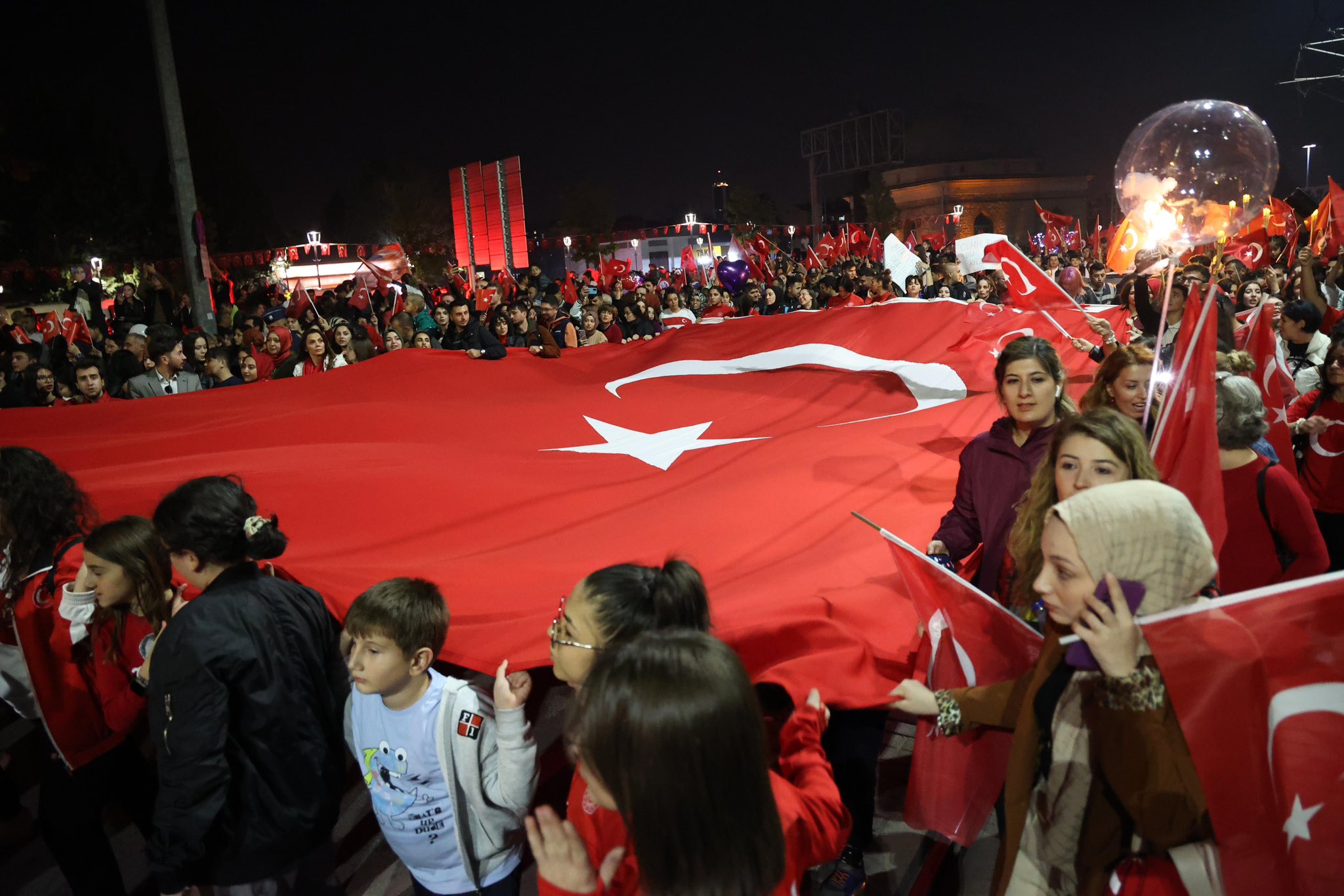 konyada-cumhuriyetin-100-yili-fener-alayiyla-kutlandi-002.jpeg