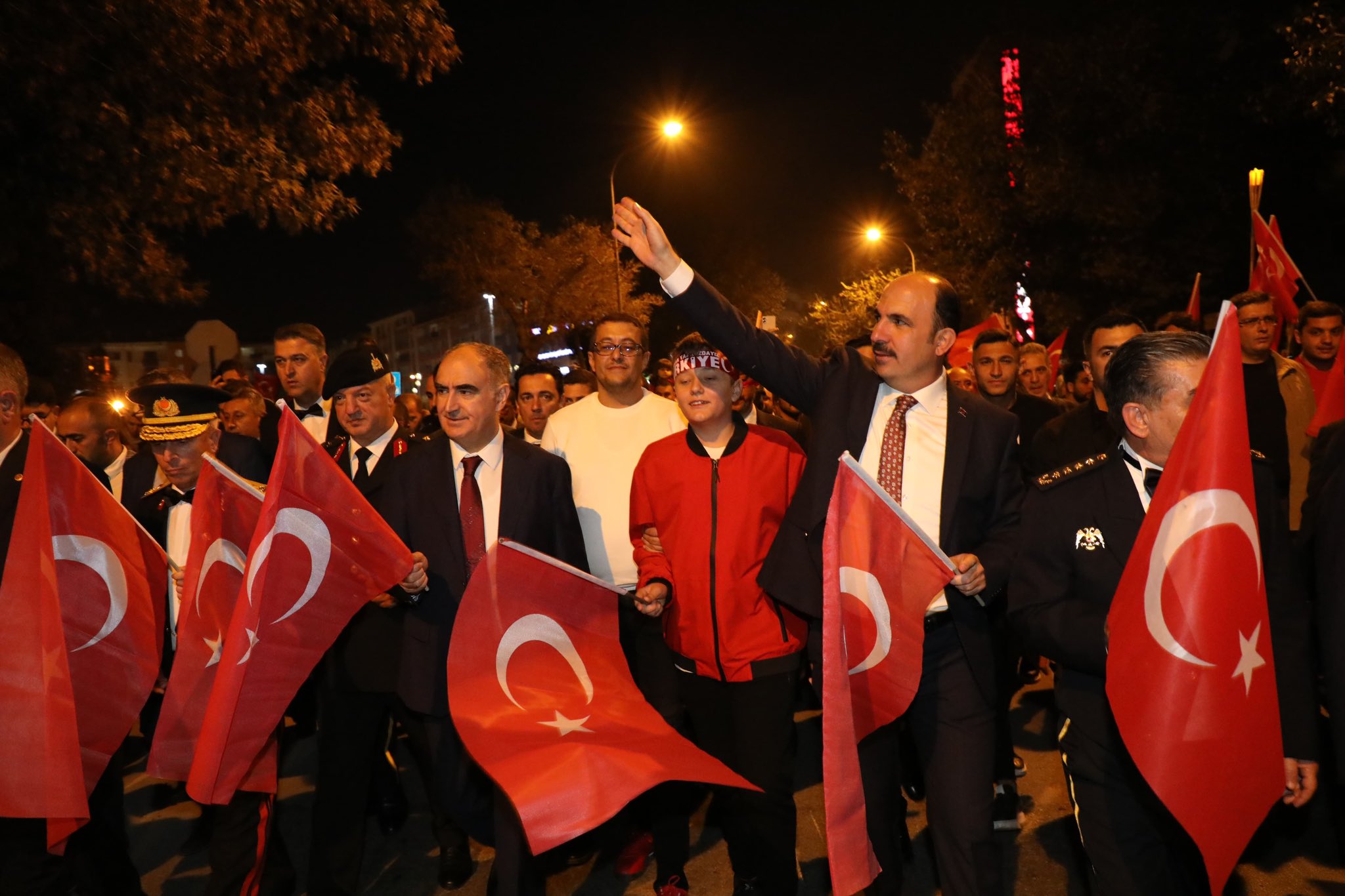 konyada-cumhuriyetin-100-yili-fener-alayiyla-kutlandi-003.jpeg