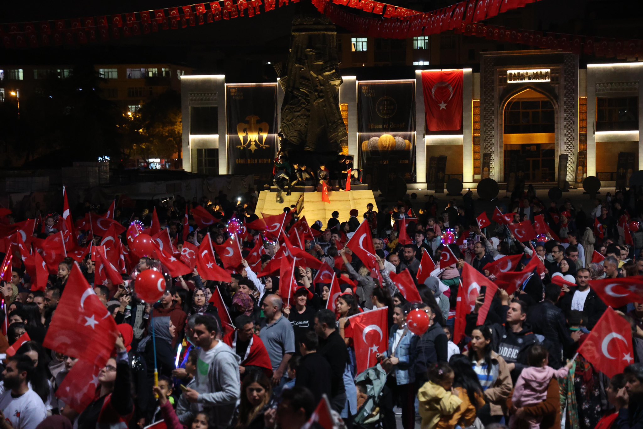 konyada-cumhuriyetin-100-yili-fener-alayiyla-kutlandi.jpeg
