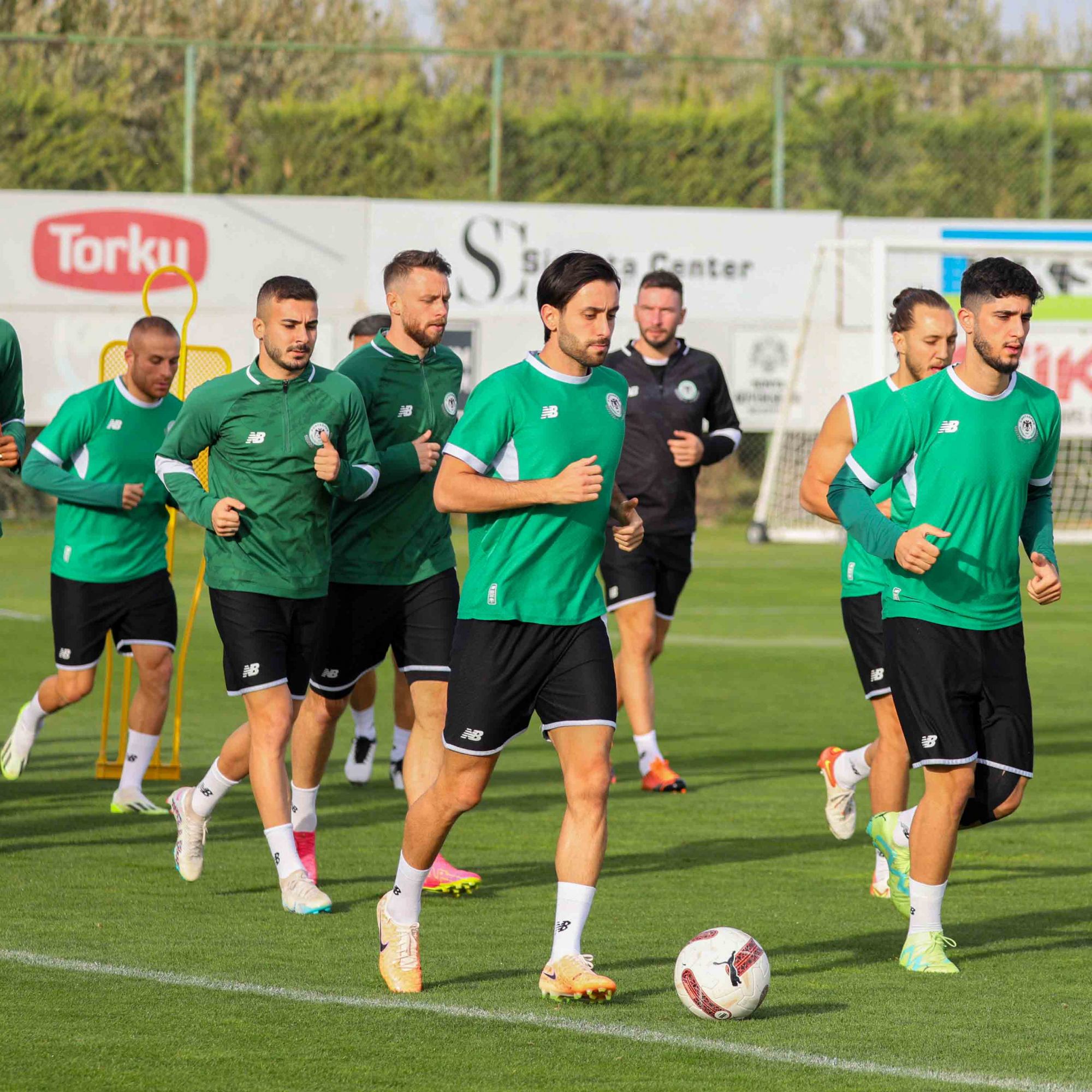 konyaspor-hakan-keles-ve-ekibini-boyle-tanitti.png