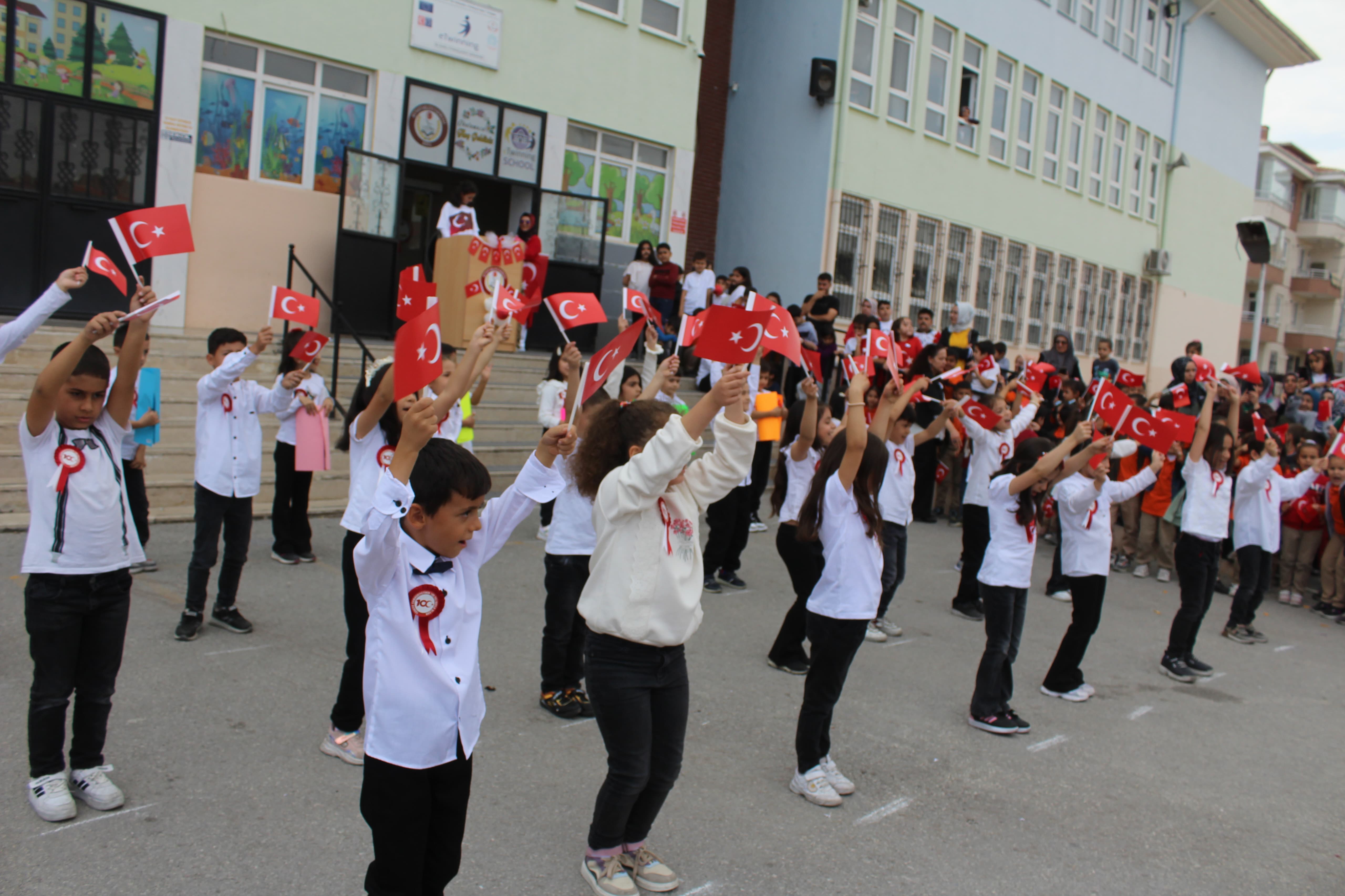 konya-kuvayi-milliye-ilkokulunda-100-yil-coskusu-002.jpeg