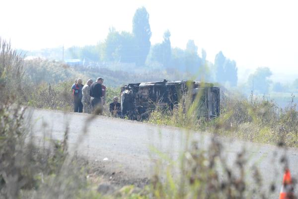 siirtte-sarampole-devrilen-otomobil-alev-almis-anne-aynur-yasar-ve-5-cocugu-yanarak-can-vermisti-6-kisi-batmanin-kozluk-ilcesinde-gozyaslariyla-yan-yana-topraga-verildi-kazadan-yarali-kurtulan-baba-mehmet-yasar-doktor-izniyle-cenazeye-katildi-003.jpg