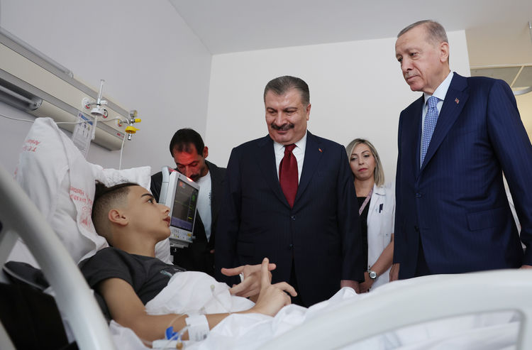 cumhurbaskani-erdogan-gazzeli-hastalara-ziyaret.jpg