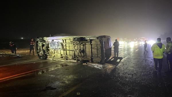 yolcu-minibusu-devrildi-can-pazari-yasandi-14-yarali.jpg