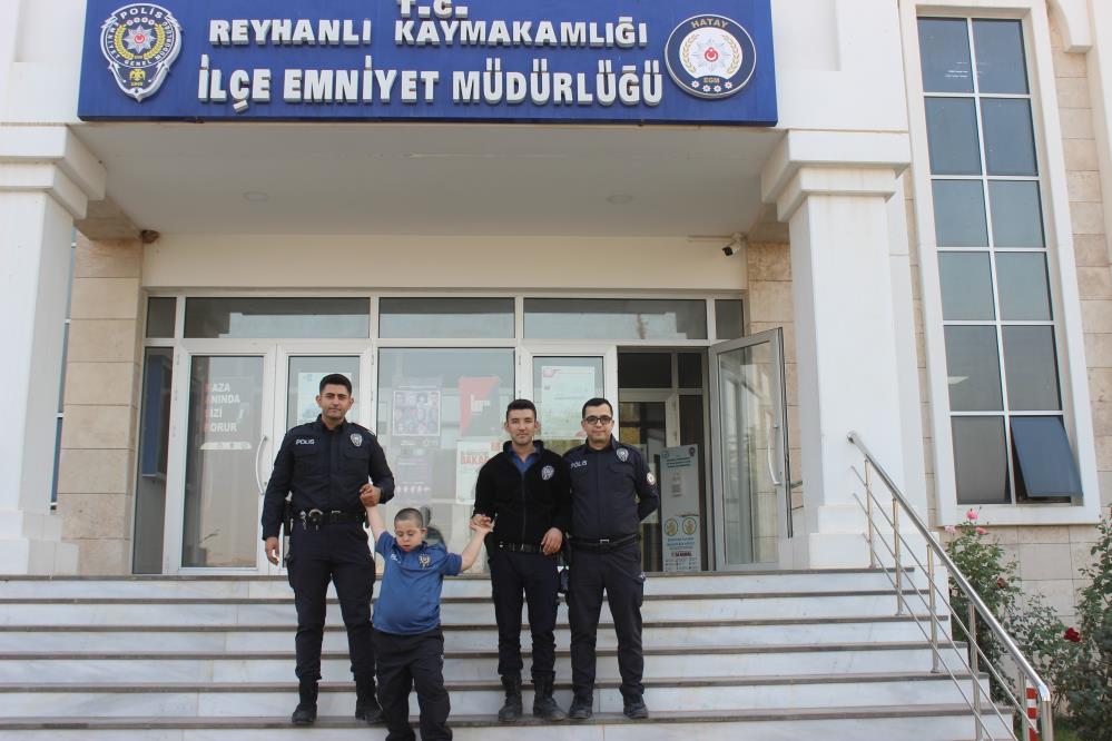 down-sendromlu-mehmet-bir-gunlugune-polis-oldu-003.jpg