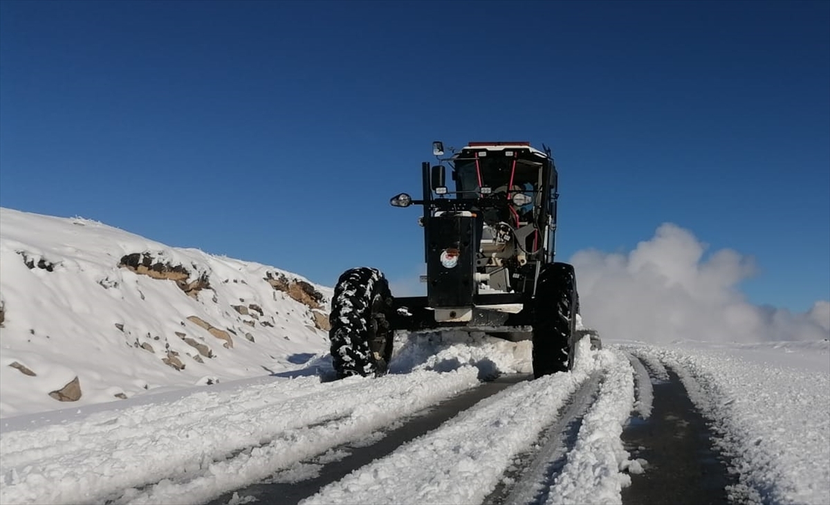 beyaz-bereket-bastirdi-14-yerlesim-yerinin-yolu-kapandi-002.jpg