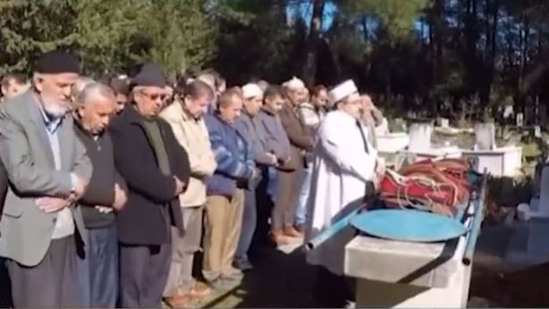 cenazede-en-yakini-hakkini-helal-etmedi-ortalik-buz-kesti.jpg