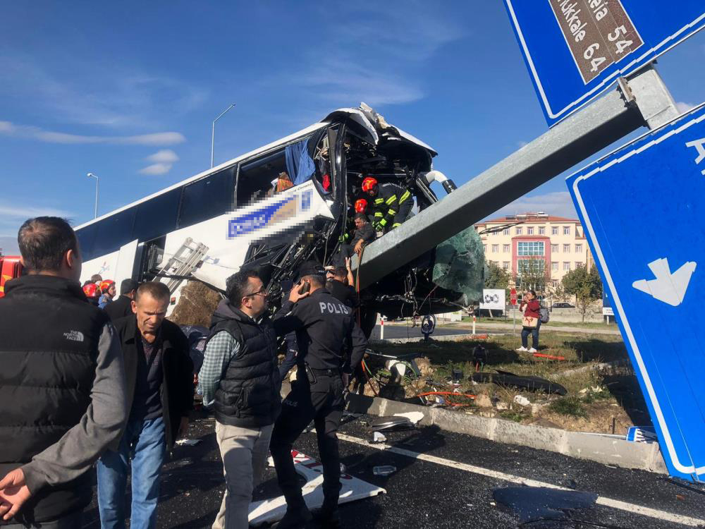 turistleri-tasiyan-otobus-kaza-yapti-4u-agir-20-yarali.jpg