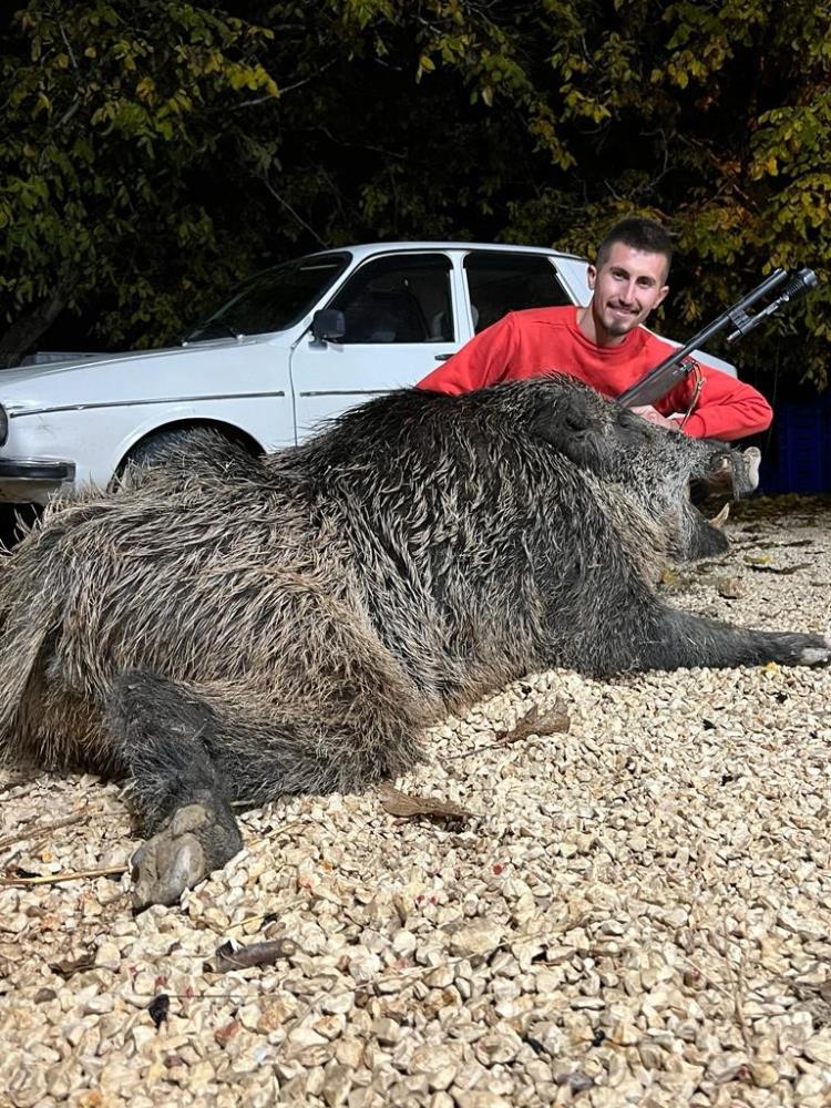 bahcesine-musallat-olan-400-kilo-domuzu-7-yilin-sonunda-oldurdu.jpg