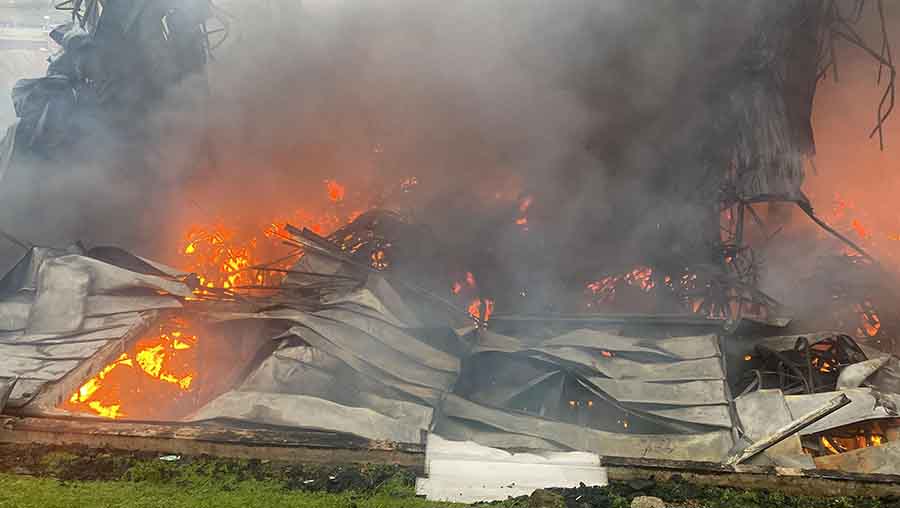 lojistik-deposunda-korkutan-yangin-47-arac-130-personelle-mudahale-suruyor.jpg