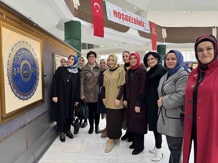 konya-protokolunun-esleri-islam-sanatlari-sergisini-gezdi-001.jpg