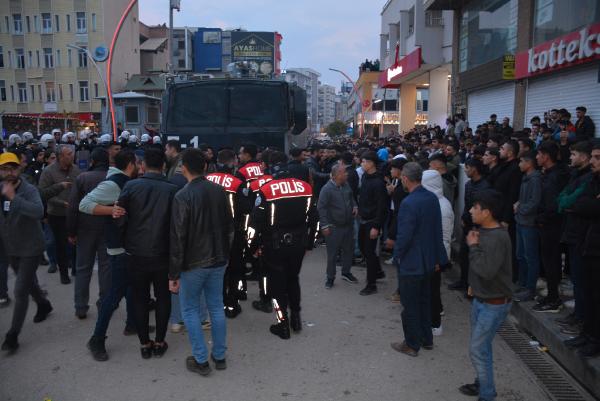 bir-sehri-karistiran-olay-kuran-i-kerimi-yirtarak-kufretti-lincten-polis-kurtardi.jpg