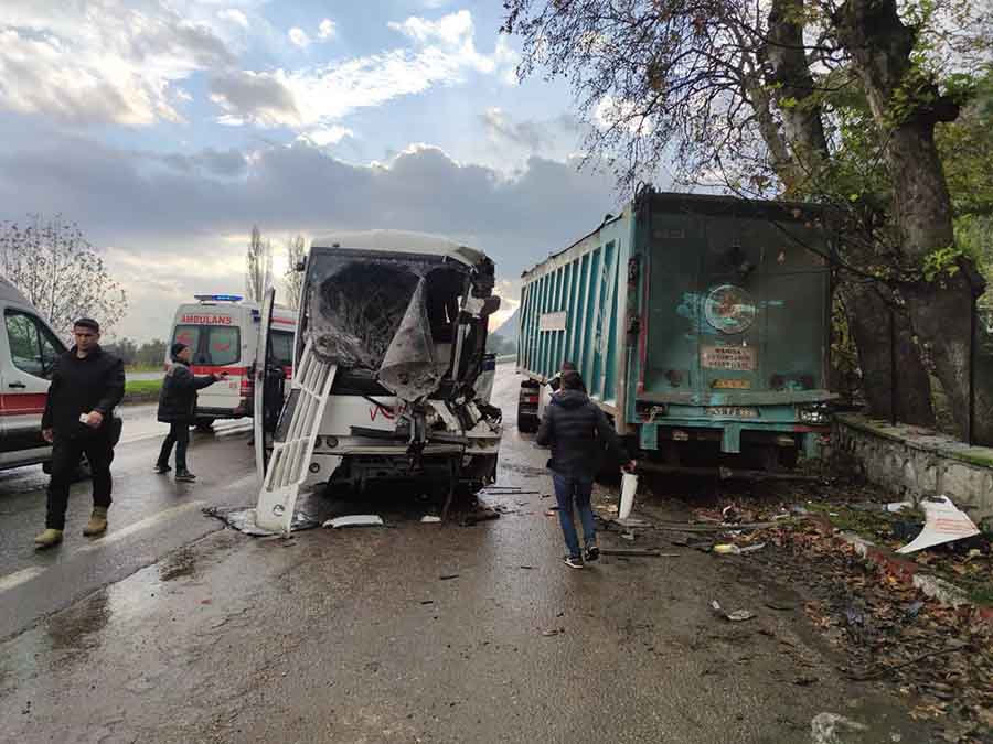 feci-kaza-servis-midibusu-ile-cop-kamyonu-carpisti-5i-agir-17-yarali.jpg