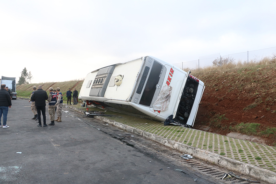 feci-kaza-yolcu-otobusu-ile-tir-carpisti-10-yarali.jpg