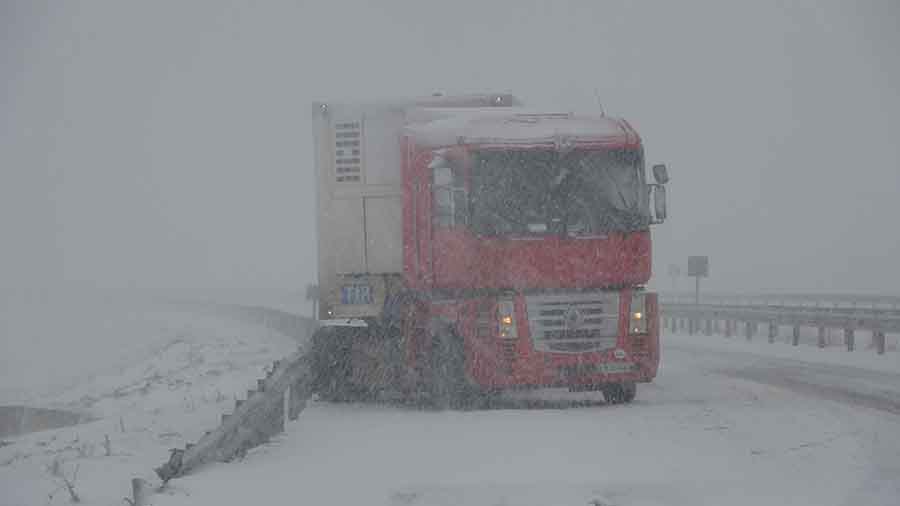 kar-nedeniyle-yollar-kapandi-tirlar-mahsur-kaldi-002.jpg