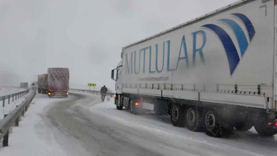 kar-nedeniyle-yollar-kapandi-tirlar-mahsur-kaldi.jpg