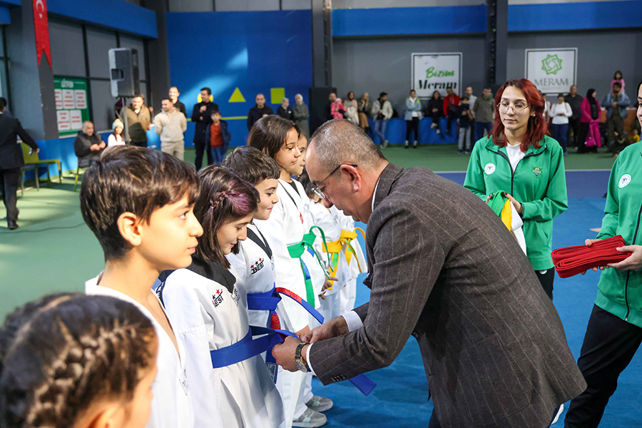 konyada-meram-belediyesporlu-taekwondocular-yeni-kusaklarina-kavustu-003.jpg