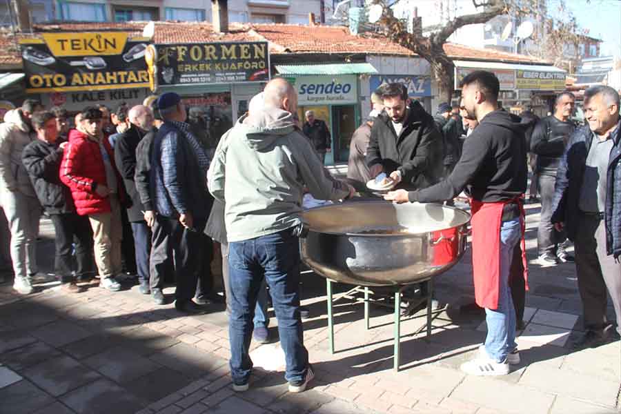 konyada-sehitlerimiz-icin-helva-dagitildi.jpg