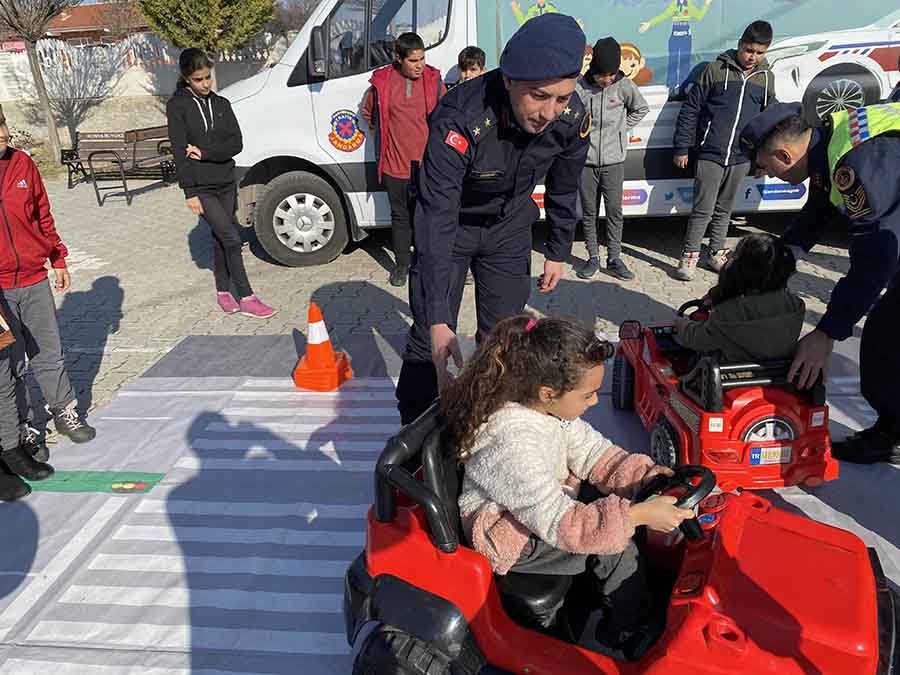 konyada-minik-ogrenciler-trafik-kurallari-hakkinda-bilinclendirildi-001.jpg