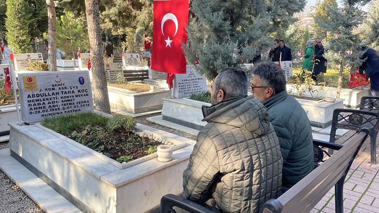 konyalilar-ellerinde-turk-bayraklariyla-sehitler-icin-yurudu-001.jpg