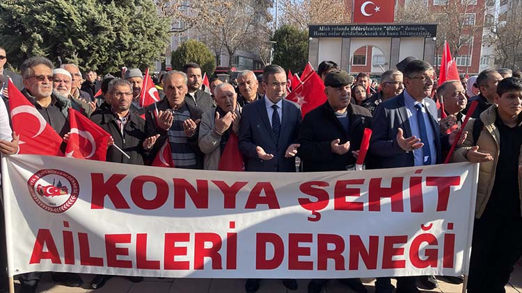 konyalilar-ellerinde-turk-bayraklariyla-sehitler-icin-yurudu-002.jpg