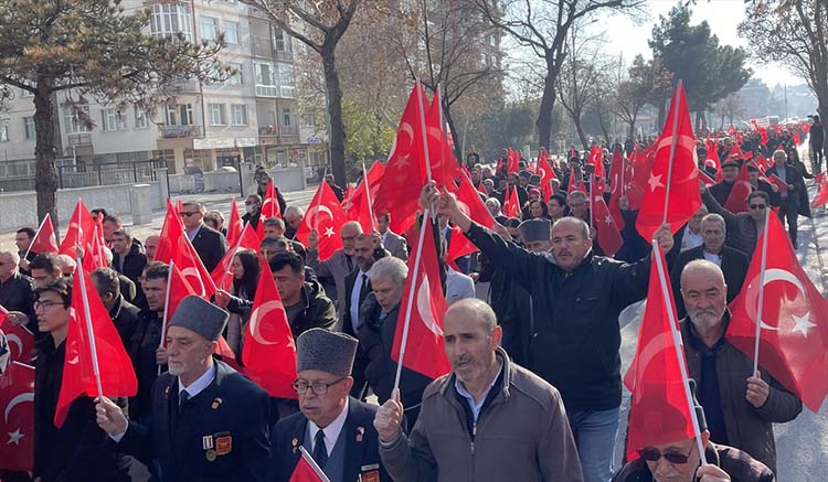 konyalilar-ellerinde-turk-bayraklariyla-sehitler-icin-yurudu.jpg