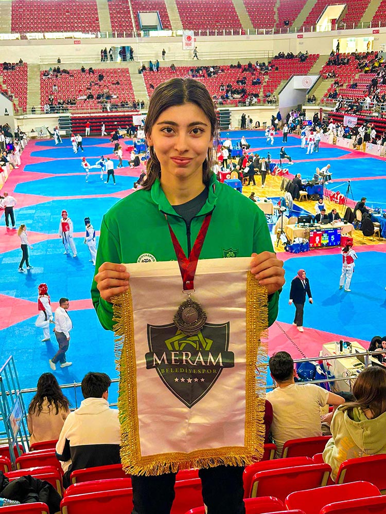 meram-belediyesporlu-azra-bezirganci-gumus-madalyanin-sahibi-oldu-001.jpg