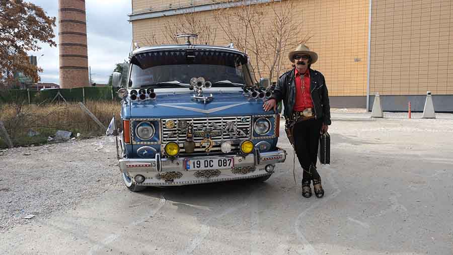 corumlu-kovboy-antikalarla-dolu-50-yillik-minibusuyle-turkiyeyi-kesfediyor.jpg