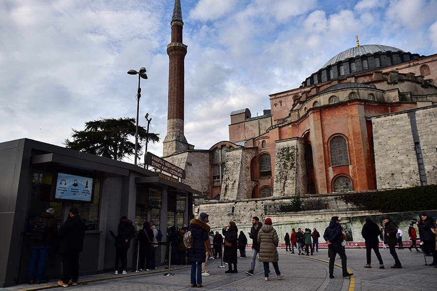 ayasofya-camiinde-yeni-donem-basladi.jpg