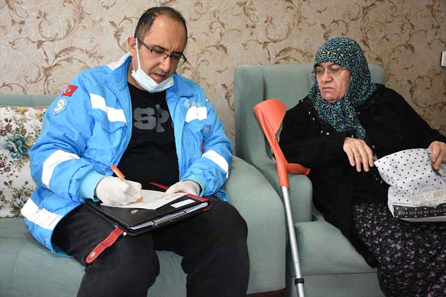 konyada-yataga-bagimli-gazi-20-yildir-evde-saglik-hizmetinden-faydalaniyor-001.jpg
