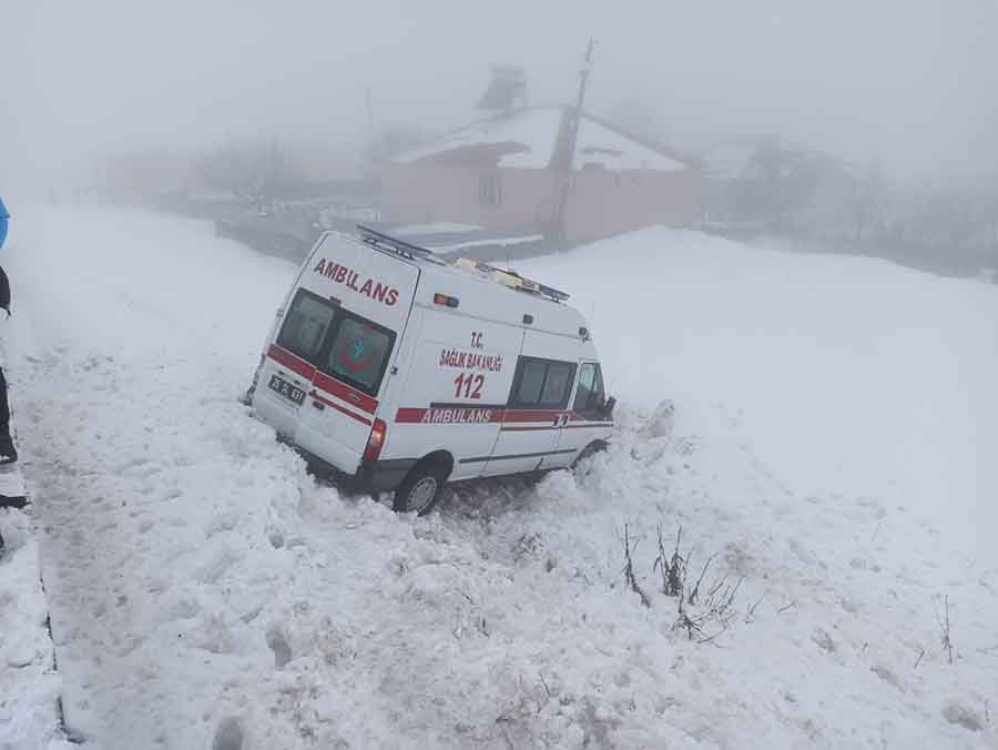 icerisinde-hasta-bulunan-ambulans-sarampole-uctu-6-yarali.jpg