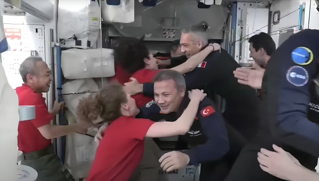 ilk-turk-astronot-alper-gezeravci-uzay-istasyonunda-sehitlerimizi-andi.jpg