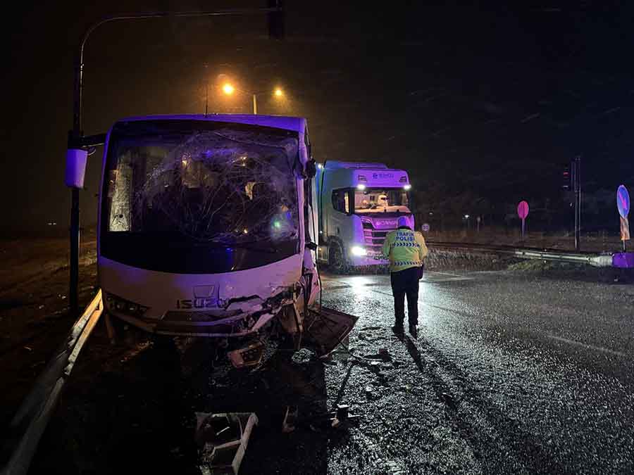 polis-servis-araci-ile-turist-otobusu-carpisti-11-yarali.jpg