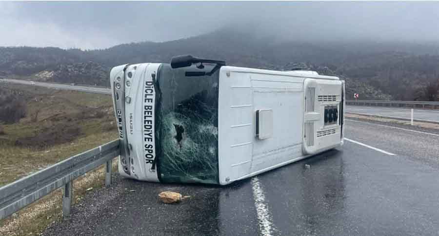 futbolculari-tasiyan-servis-midibusu-devrildi-10-yarali.jpg