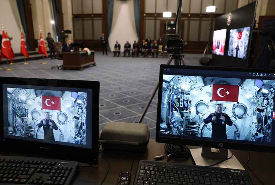 ilk-turk-astronot-gezeravci-cumhurbaskani-erdogan-ile-gorustu.jpg