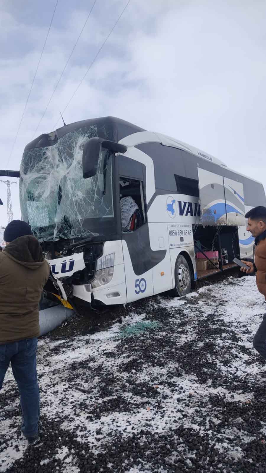 yolcu-otobusu-ile-kamyonet-carpisti-cok-sayida-yarali-var.jpg