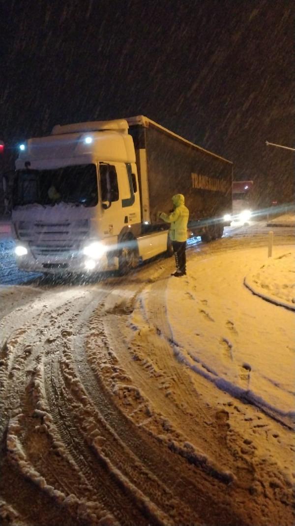 ulasima-kar-ve-tipi-engeli-kara-yolu-tir-trafigine-kapatildi.jpg