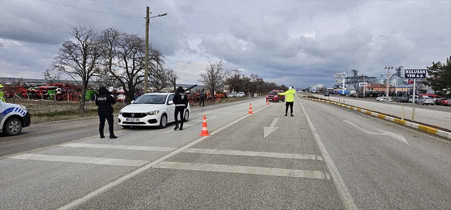 konyada-polis-ekiplerinden-asayis-ve-trafik-denetimi-001.jpg