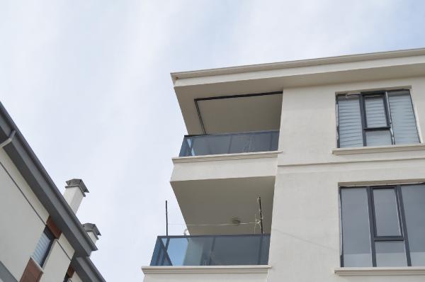 cam-balkoncu-3uncu-kattan-beton-zemine-dustu-001.jpg