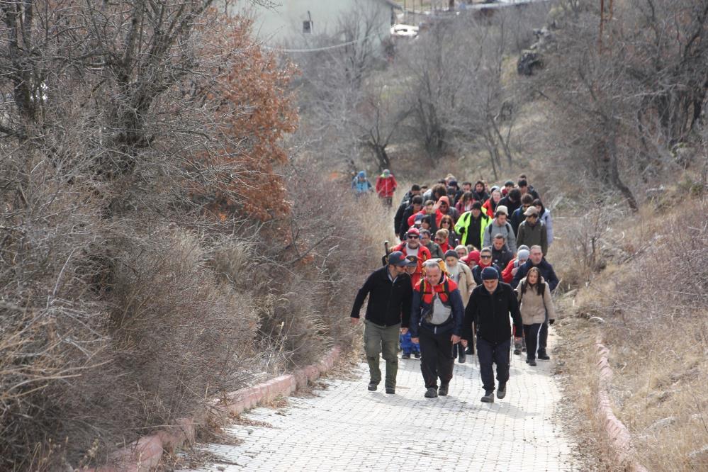 konyada-bir-grup-karsiz-dagda-kar-senligi-yapti.jpg