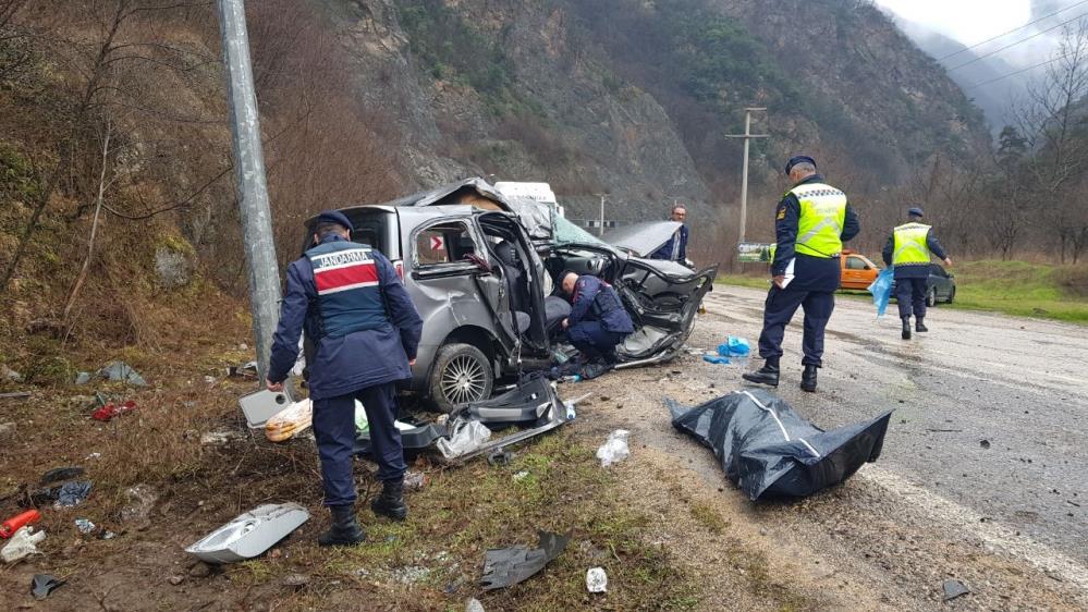 cenaze-yolunda-feci-kaza-direge-carpan-aractaki-2-kisi-oldu.jpg