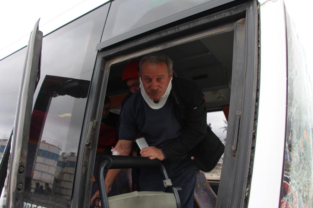 taraftarlari-tasiyan-midibus-konya-plakali-tira-carpti-yaralilar-var-002.jpg