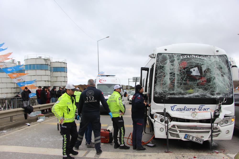 taraftarlari-tasiyan-midibus-konya-plakali-tira-carpti-yaralilar-var.jpg