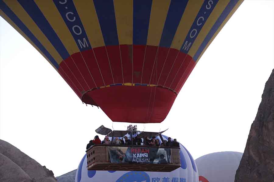 kapadokyada-balonlar-gazze-ici-havalandi-002.jpg