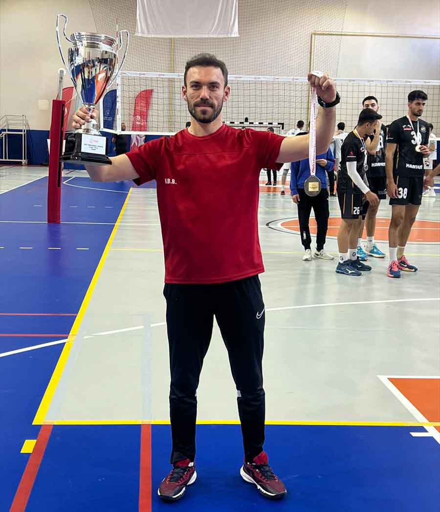 konya-ekibi-voleybolda-1-lige-yukseldi-001.jpg