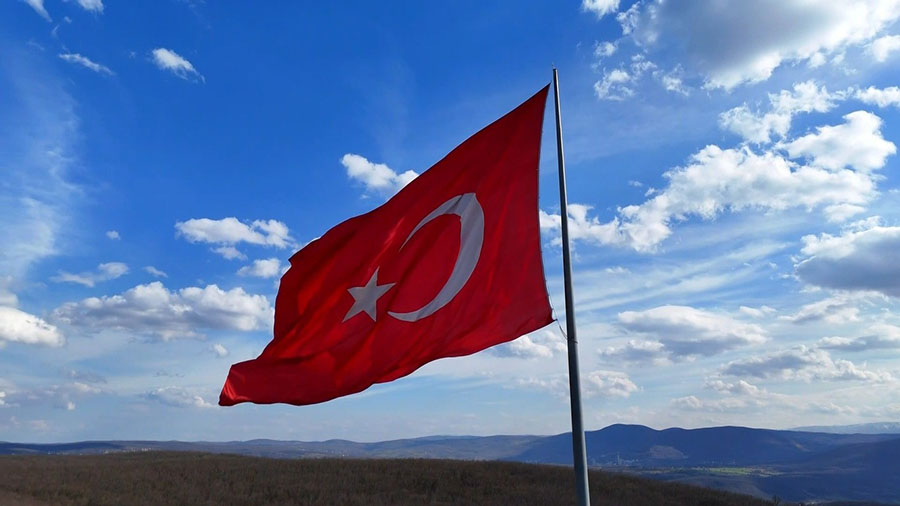 turkiyenin-en-buyuk-turk-bayragi-gorenleri-kendine-hayran-birakiyor-001.jpg