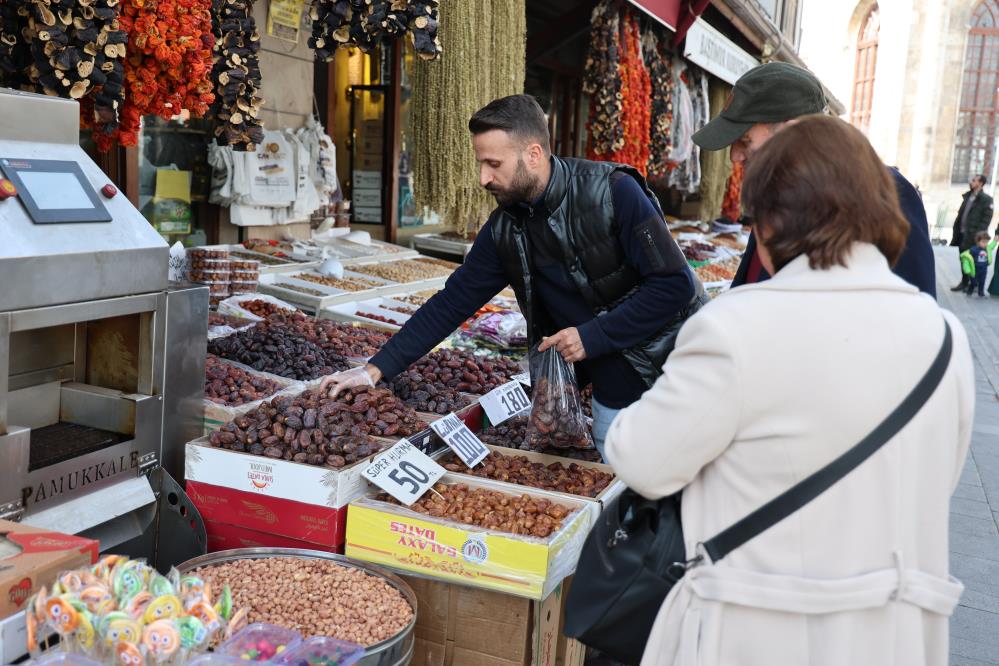 iftar-sofralarinda-yerini-aldi-iste-konyada-hurma-fiyatlari-003.jpg