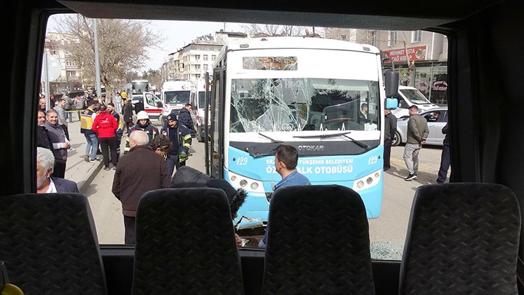 halk-otobusu-ile-yolcu-minibusu-carpisti-yaralilar-var-001.jpg