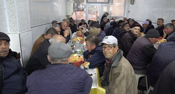 asirlik-askida-iftar-gelenegini-yillardir-surduruyor-002.jpg